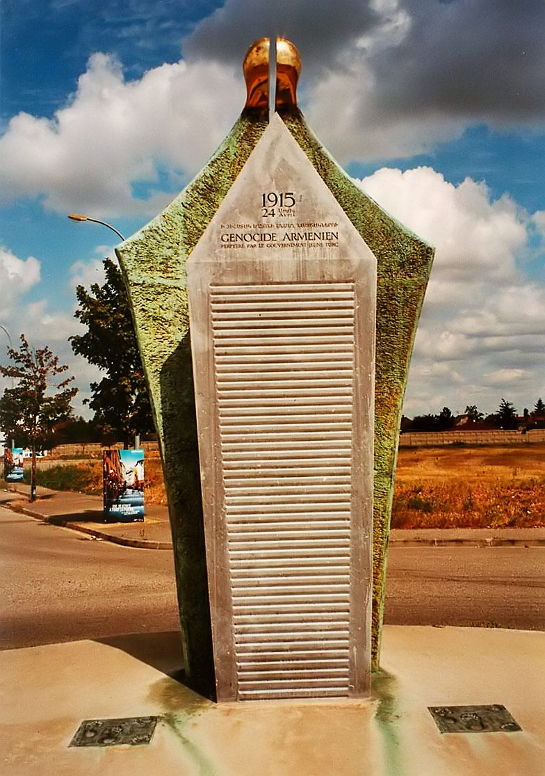 Gedenkstein auf einem Kreisverkehr in Lyon / Frankreich
